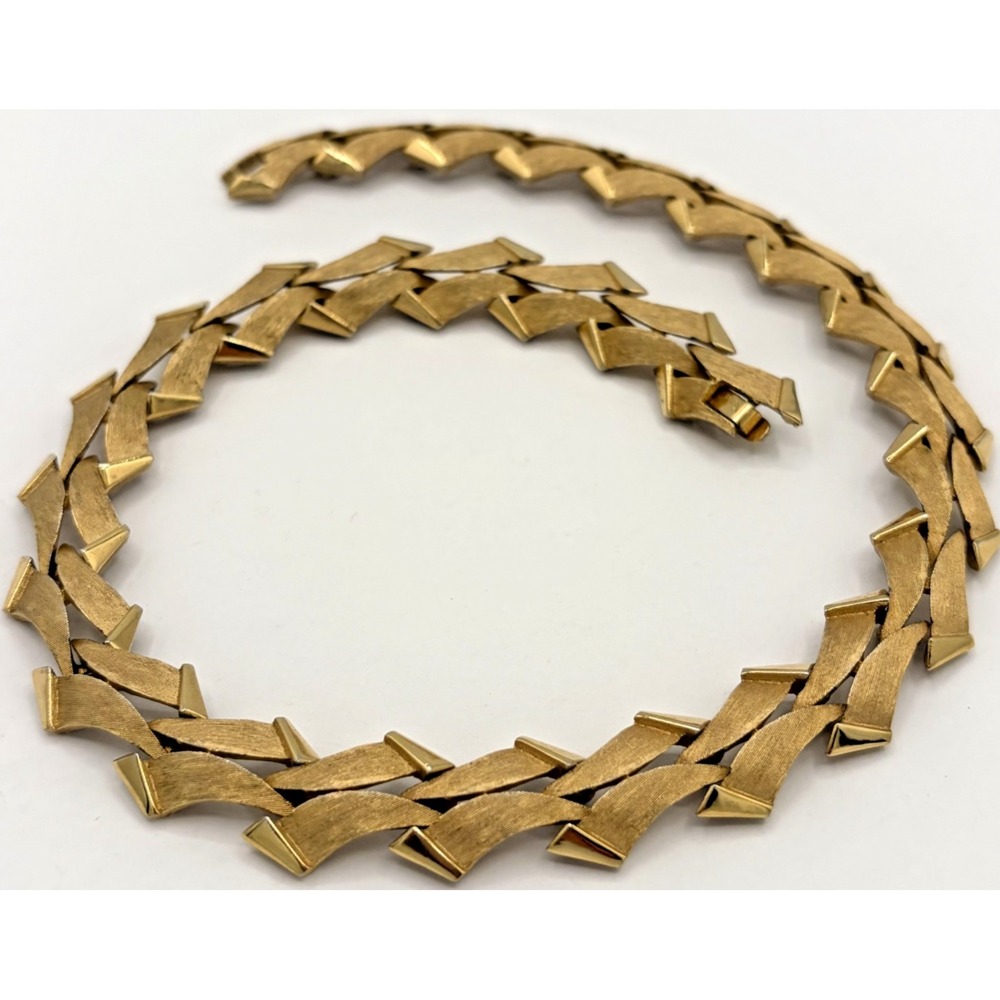 Vintage Crown Trifari Gold Tone Brushed Chevron Link Collar Choker Necklace